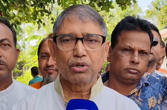 অডিও রেকর্ডিং’য়ে শোনা যায়, টাঙ্গাইল জেলা মুক্তিযোদ্ধা কমান্ডার আব্দুল খালেক মন্ডলকে ফোন করে বাংলাদেশ জাতীয়তাবাদী দলের ভাইস চেয়ারম্যান আহমেদ আযম খান বলতে থাকেন ‘খামোশ, খামোশ,পিঠের চামড়া তুলে নেবো আমার রাজনীতি শেষ করতে চাও’। ভুয়াপুর, সখিপুরসহ টাঙ্গাইল জেলার বিভিন্ন উপজেলায় এ ঘটনায় মুক্তিযোদ্ধারা প্রতিবাদ জানিয়ে মানববন্ধন করেছেন। সখিপুর উপজেলা মুক্তিযোদ্ধা কমান্ডার মোশাররফ বলেন, উনার হুমকিকে আমরা ভয় পাইনা। উনার মনোনয়ন আমরা বাতিল চাই।
